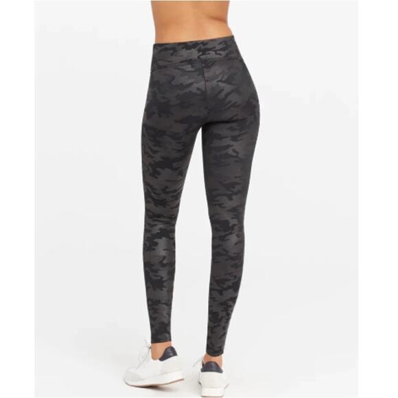 NEW SPANX Women's Matte Black Faux Leather Glossy Camo Shaping Leggings Size M - Picture 2 of 10